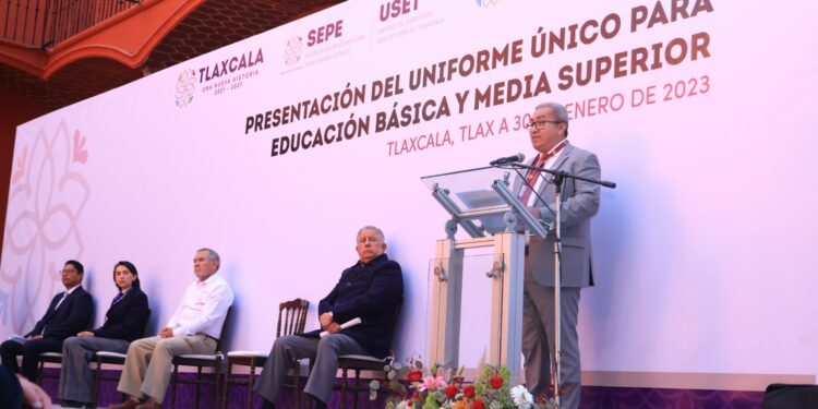 Gobierno del estado presentó el uniforme único para educación básica y media superior
