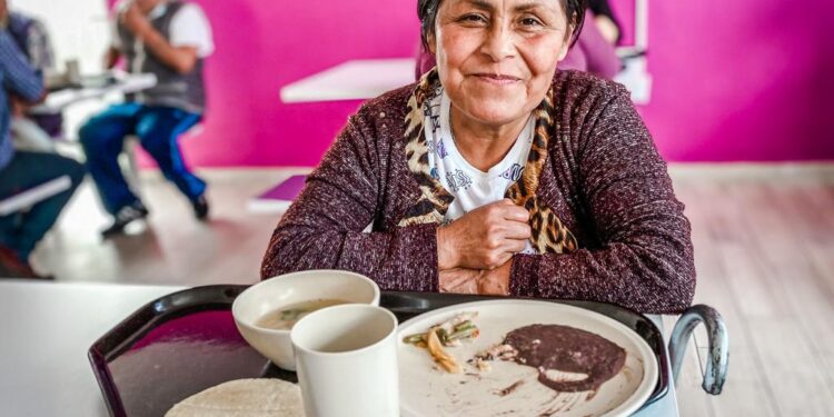 Ofrece secretaría de bienestar servicios de comedor comunitario a personas en situación vulnerable