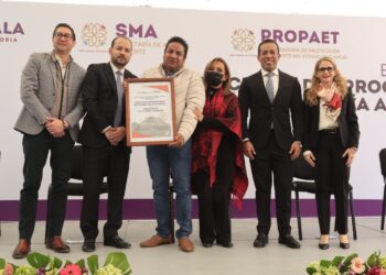 Encabeza Lorena Cuéllar entrega de certificados de desarrollo sostenible