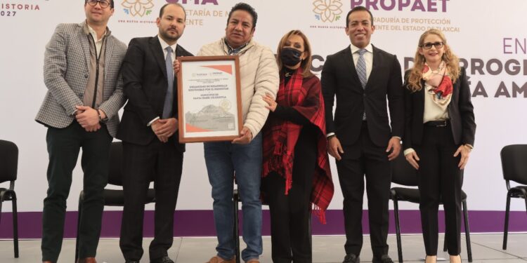 Encabeza Lorena Cuéllar entrega de certificados de desarrollo sostenible