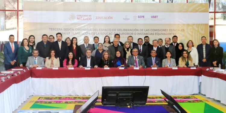 Sesiona la ESCOEPES en la UATx