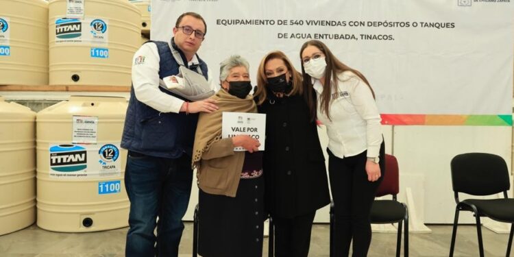 Entregó gobernadora Lorena Cuéllar 540 tinacos en Emiliano Zapata