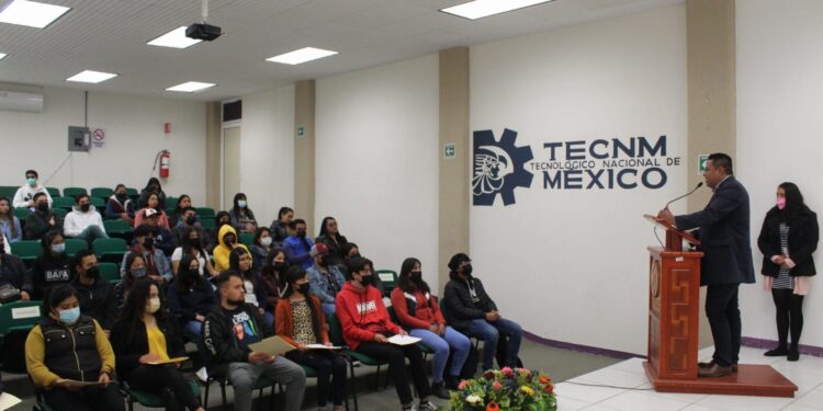 Realiza ITST entrega de becas institucionales a 50 alumnos