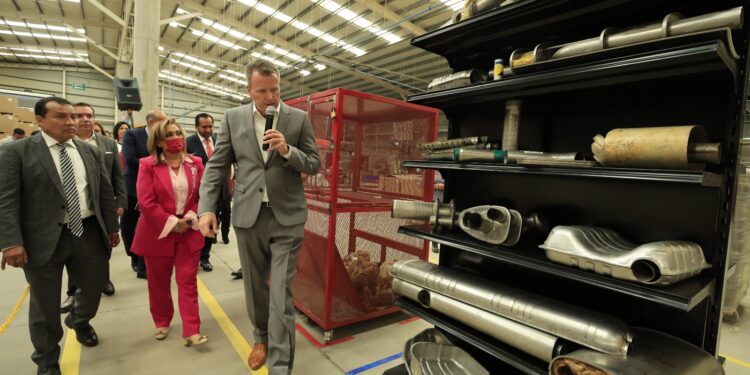 Visitó gobernadora Lorena Cuéllar empresa DBW en CIX I de Tetla