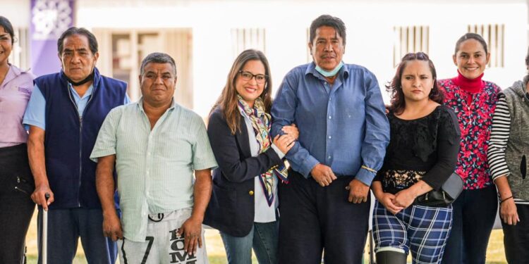 Entregó bienestar prótesis de pierna a personas con discapacidad