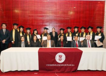 Entrega UATx primera generación de especialistas en enfermería perinatal