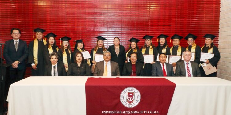 Entrega UATx primera generación de especialistas en enfermería perinatal