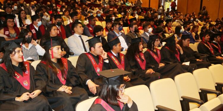 Nuevos profesionistas de diversas áreas de las ciencias aplicadas de la UATx