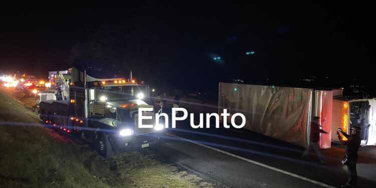 Solo daños materiales deja choque entre transporte de carga en la Apizaco – Huamantla.