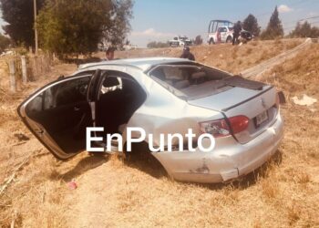 Vuelcan vehículo y lo abandonan en Panotla.