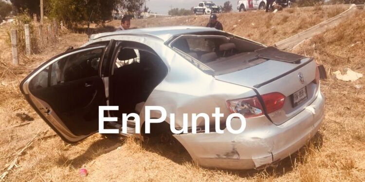 Vuelcan vehículo y lo abandonan en Panotla.