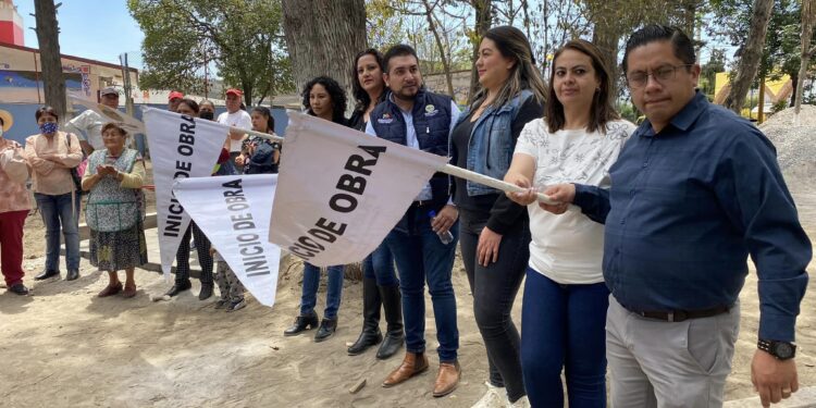 Autoridades de Huamantla dan banderazo de inicio de obra en el parque de la Colonia Emiliano Zapata.