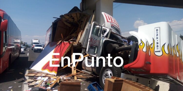Choca trailer del circo “La union” en Tlaxcala.