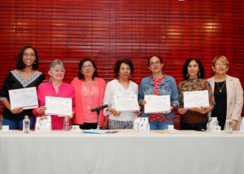 Dialogan en la UATx sobre mujeres y el arte