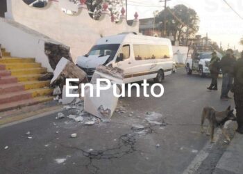 Chofer impacta contra escaleras de iglesia y se da a la fuga.