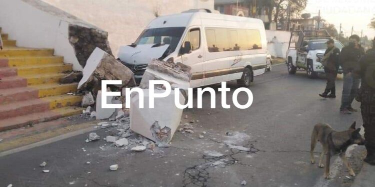 Chofer impacta contra escaleras de iglesia y se da a la fuga.