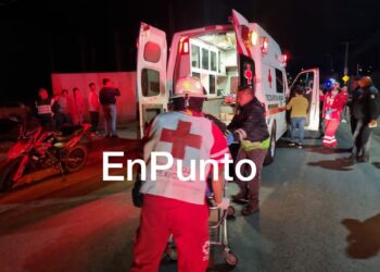 Aparentemente tras conducir bajo influjos del alcohol motociclista choca contra camioneta en Panotla.