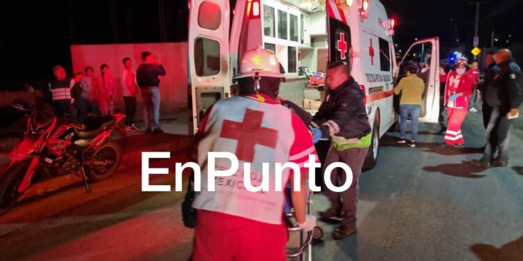 Aparentemente tras conducir bajo influjos del alcohol motociclista choca contra camioneta en Panotla.