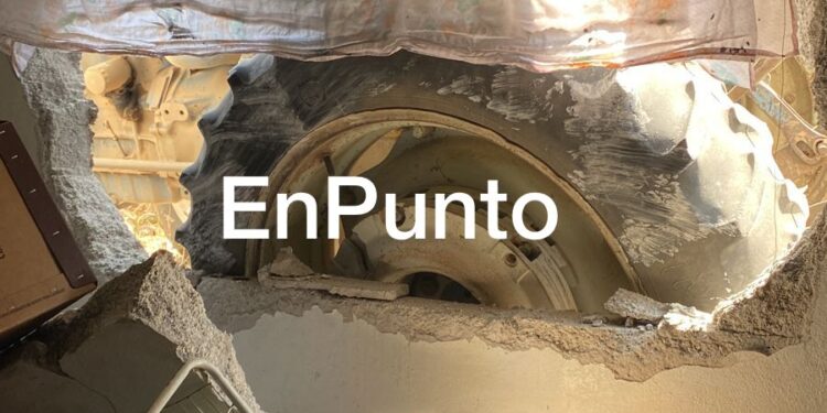 Tras posible falla, tractor impacta contra casa en Tzompantepec.