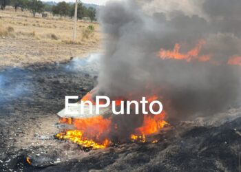 Tras accidente se consume automóvil entre el fuego en la Apizaco – Tlaxco.