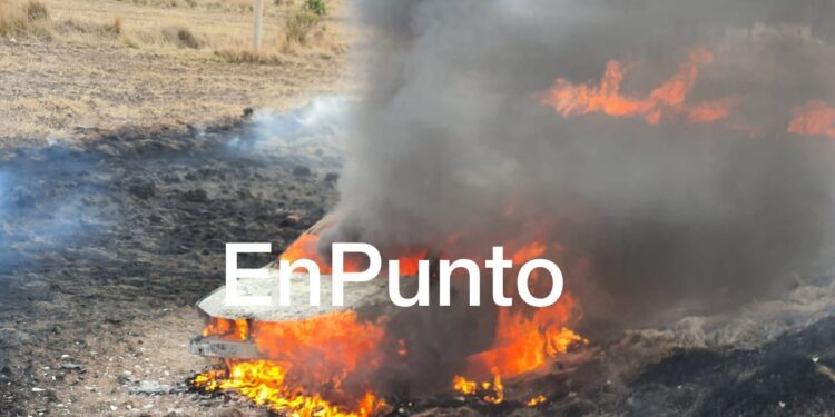 Tras accidente se consume automóvil entre el fuego en la Apizaco – Tlaxco.
