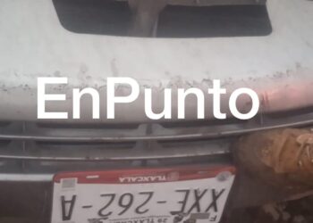 Vuelcan y abandonan automóvil en Atltzayanca.