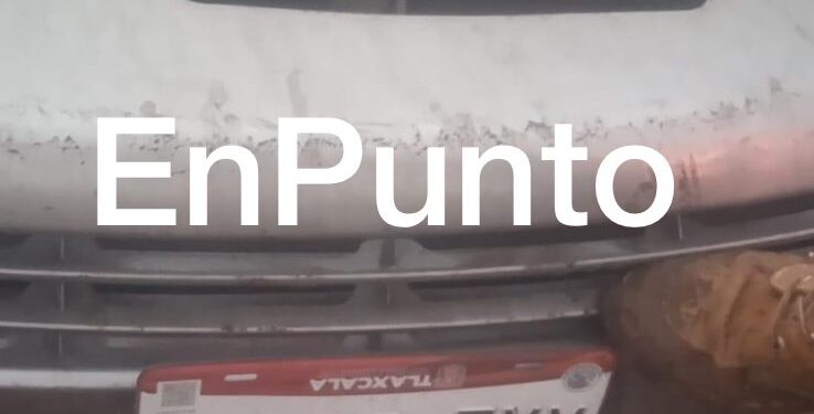 Vuelcan y abandonan automóvil en Atltzayanca.