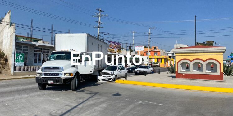 Solo daños materiales deja choque a la entrada de Huamantla.