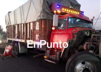 Impacta camión torton contra muro de contención en Xaloztoc.