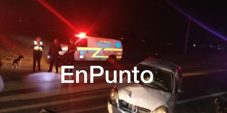 Choca motocicleta contra automóvil en la carretera que conduce a Benito Juárez en Huamantla.