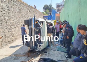 Vuelca camioneta en la zona del trebol.