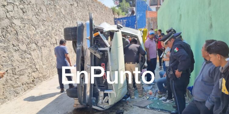 Vuelca camioneta en la zona del trebol.