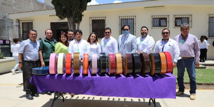 Recibe cereso femenil donación de instrumentos musicales