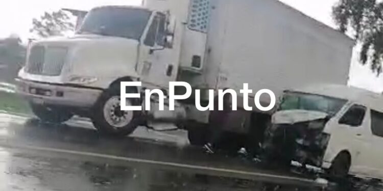 Colisiona camión contra colectiva en Cuapiaxtla.