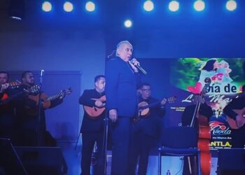Celebra Alejandro Aguilar día de las madres con concierto de la rondalla de Saltillo.