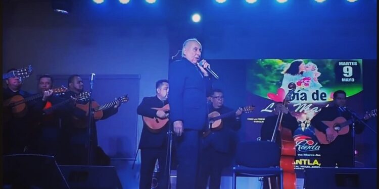 Celebra Alejandro Aguilar día de las madres con concierto de la rondalla de Saltillo.