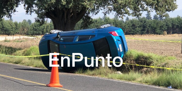 Prensado mu3r3 hombre al volcar su unidad en Cuapiaxtla.