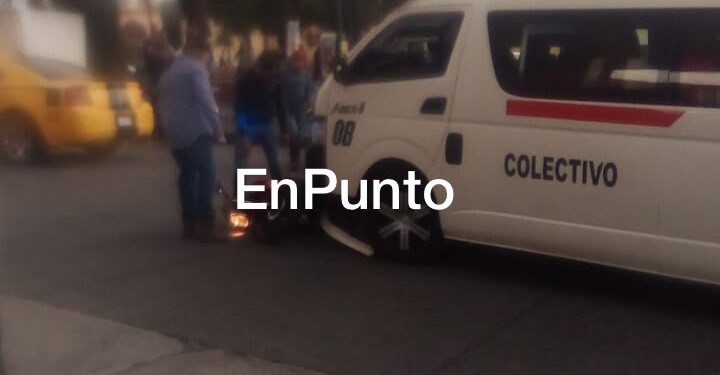 Colectiva atropella a motociclista en la plazuela de Jesús en Huamantla.