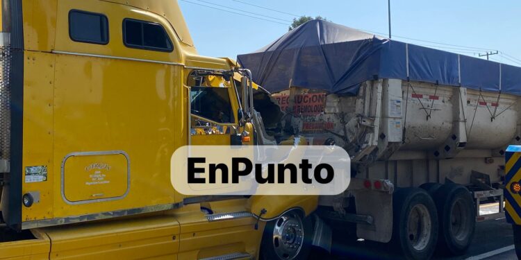Chocan dos unidades pesadas en Huamantla.