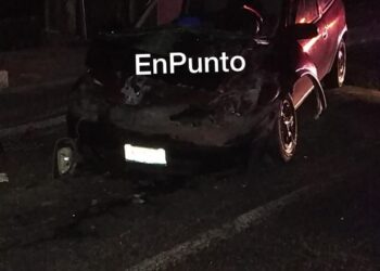 Colisiona automóvil contra autobús de pasajeros en Huamantla.