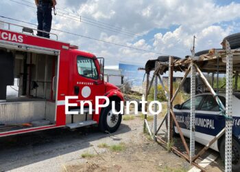 Se incendia negocio que almacenaba llantas en Huamantla.