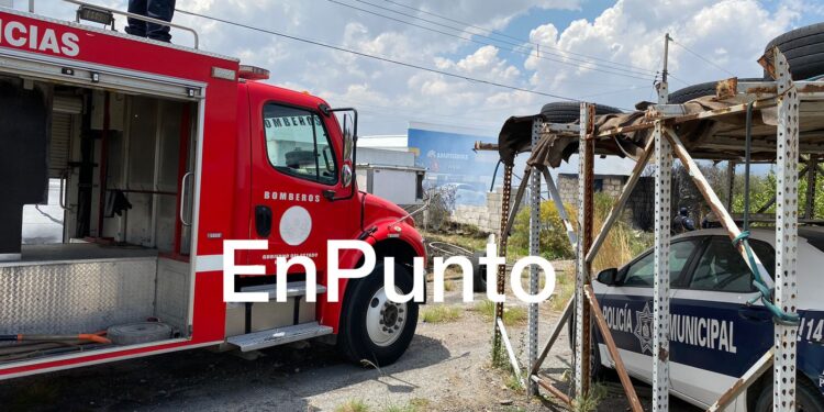 Se incendia negocio que almacenaba llantas en Huamantla.