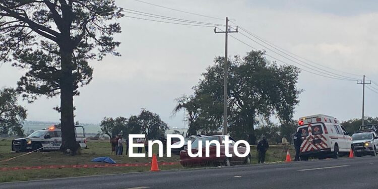 Muere joven tras volcar automóvil en Ixtenco.