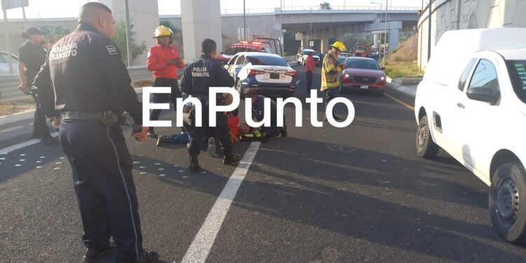 Hombre intenta suicidarse tras arrojarse en un puente en Tlaxcala.