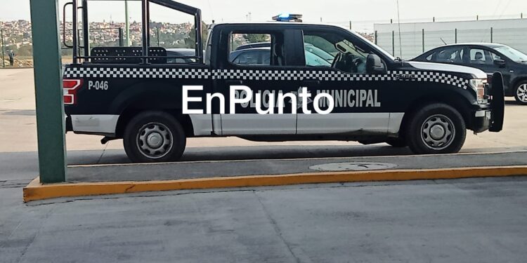 Detienen a hombre por herir a su pareja y un policía en SPM.