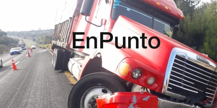 Chofer se queda dormido y pierde el control de su unidad en Apizaco.