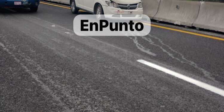 Auto impacta camioneta contra muro de contención en Xaloztoc.