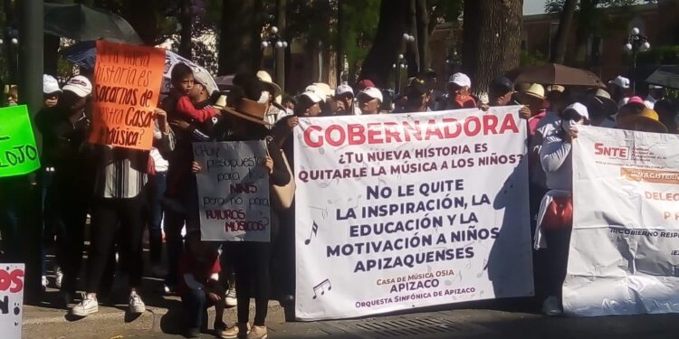 Piden estudiantes de la Casa de Música Osia de Apizaco a Lorena Cuellar regreso de instalaciones para desempeñar sus actividades.