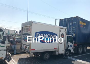 Solo daños materiales deja choque entre 3 unidades en Huamantla.