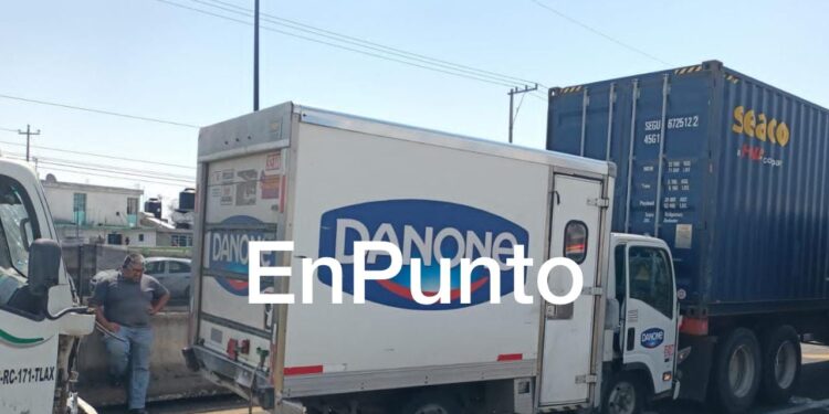 Solo daños materiales deja choque entre 3 unidades en Huamantla.